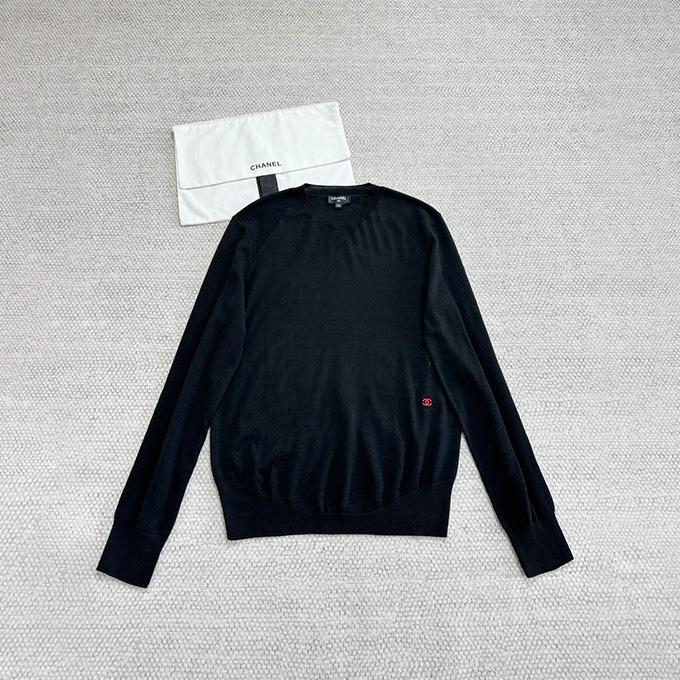 chanel tiny red logo crew neck fine knit long sleeve sweater